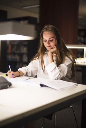 Studeren in de bibliotheek (17).jpg