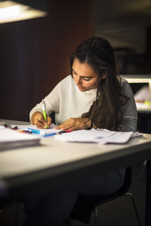 Studeren in de bibliotheek (02).jpg