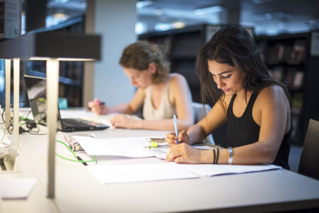 Studeren in de bibliotheek (04).jpg