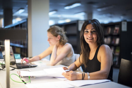 Studeren in de bibliotheek (06).jpg