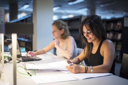 Studeren in de bibliotheek (05).jpg