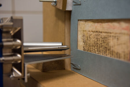 Middelnederlands fragment onder de scanner (2).jpg